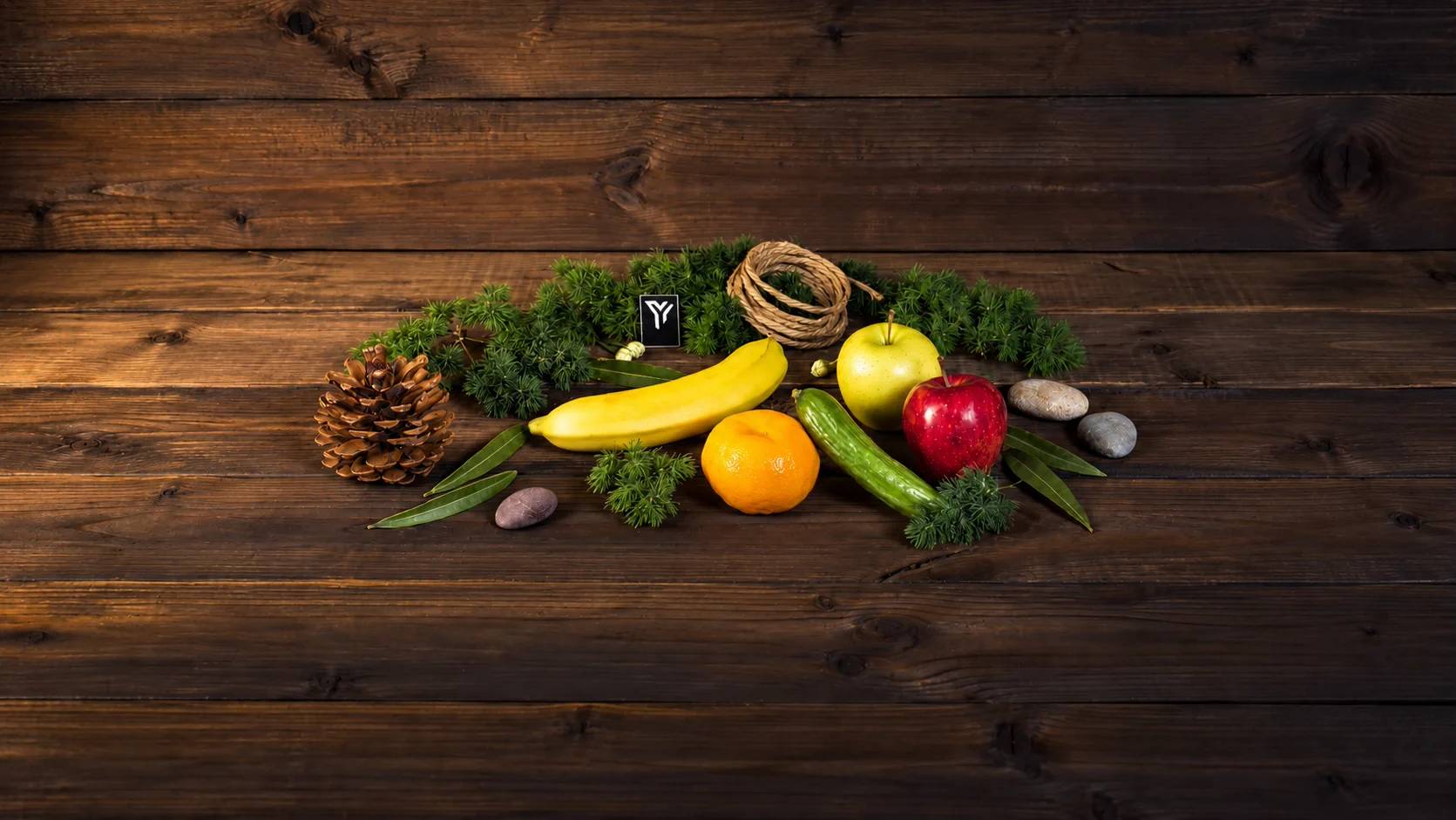 چیدمان گرم میوه و پک پذیرایی یکتاباکس روی میز چوبی